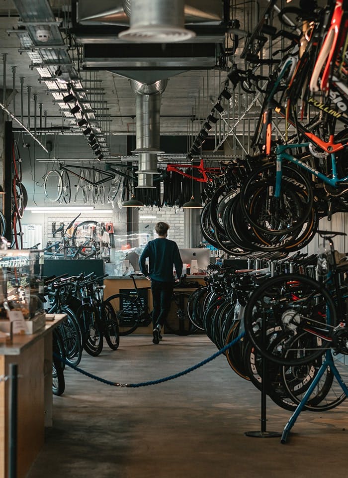 un garage avec beaucoup de vélos